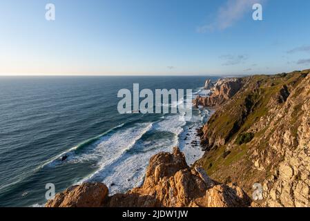 Steile Felswände entlang der Küste des Naturparks Sintra-Cascais, die zum Wahrzeichen Praia da Ursa am Atlantischen Ozean in Portuga führen Stockfoto