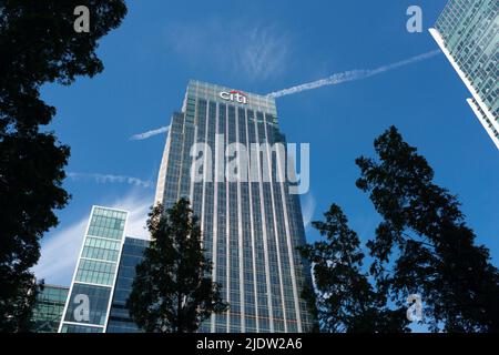 London, Großbritannien - 13. Mai 2022: Der Hauptsitz der Citibank, im Volksmund auch als Citi Centre oder 25 Canada Square bekannt, befindet sich in Canary Wharf, dem aufstrebenden Londoner Stadtteil Stockfoto