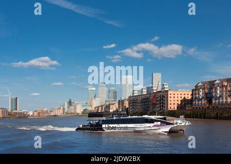 London, Großbritannien - 13. Mai 2022: Uber Boat by Thames Clippers hält an 24 Pfeilern entlang der Themse zwischen dem Barking Riverside Pier im Osten und dem Putney Pier Stockfoto