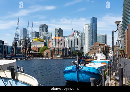 London, Großbritannien - 13. Mai 2022: Millwall das Äußere Dock auf der Isle of Dogs ist ein schiffbares Gebiet mit Hausbooten. Sehr nahe am Canary Worf Stockfoto