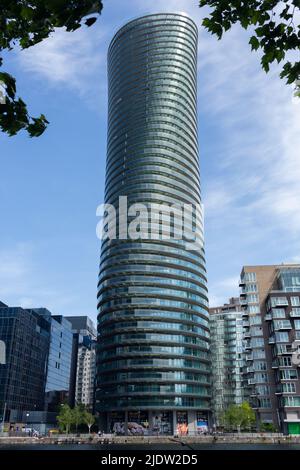 London, Großbritannien - 13. Mai 2022: Der Baltimore Tower, auch bekannt als Arena Tower und auch bekannt als Slinky, ist ein Hochhaus-Wolkenkratzer in Millwall auf der T-Arena Stockfoto