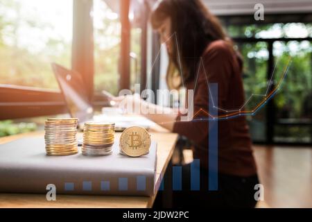 Neues Virtual Money-Konzept. Stapel von goldenen und silbernen Bitcoins (Kryptowährung) mit Grafik und Wonman-Hintergrund. Mining- oder Blockchain-Technologie. Stockfoto