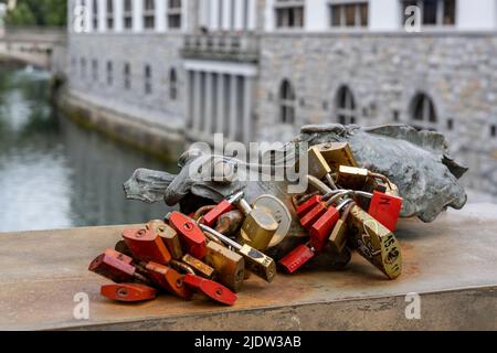 Vorhängeschlösser von Couples auf der Mesarski-Brücke, Ljubljana, Slowenien Stockfoto