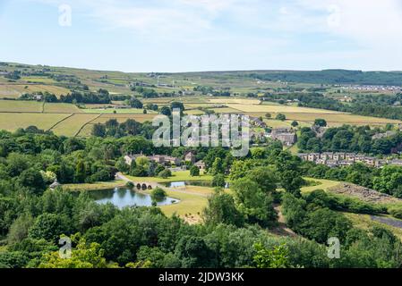 Wunderschöne Landschaft in Yorkshire rund um Hepworth und Holmfirth an einem sonnigen Sommertag. Bereich für die Dreharbeiten zur fernsehserie „Last of the Summer Wine“ Stockfoto