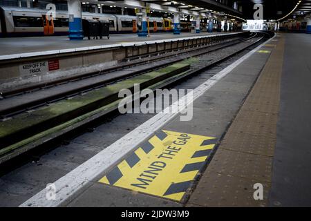 Verlassene Bahnsteige am Bahnhof Euston am zweiten Tag des britischen Eisenbahnstreiks, als Eisenbahnarbeiter und Londoner Untergrundarbeiter der Gewerkschaft RMT am 23.. Juni 2022 in London, England, Arbeitskampfmaßnahmen ergriffen haben, der disruptivste Eisenbahnstreik in England, Schottland und Wales seit dreißig Jahren. Stockfoto