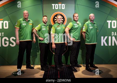 RIJSWIJK - Vincent van der Voort, Danny Noppert, Michael van Gerwen, Dirk van Duijvenbode und Raymond van Barneveld während der Teampräsentation der TOTO Dart Kings. Die Darter nehmen als Team am Dutch Masters Dartturnier Teil. ANP RAMON VAN FLYMEN Stockfoto