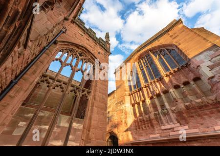 Coventry, Großbritannien. 21. Juni 2022. Blick auf die Ruinen der Coventry Cathedral in England Stockfoto