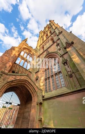 Coventry, Großbritannien. 21. Juni 2022. Blick auf den Glockenturm der Coventry Cathedral in England Stockfoto