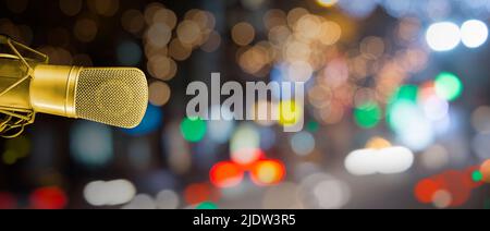 studio-Kondensatormikrofon an Bokeh-Leuchten. Mit Kopierbereich Stockfoto