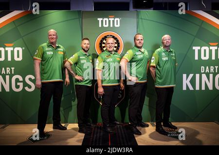 RIJSWIJK - Vincent van der Voort, Danny Noppert, Michael van Gerwen, Dirk van Duijvenbode und Raymond van Barneveld während der Teampräsentation der TOTO Dart Kings. Die Darter nehmen als Team am Dutch Masters Dartturnier Teil. ANP RAMON VAN FLYMEN Stockfoto