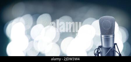 studio-Kondensatormikrofon an Bokeh-Leuchten. Mit Kopierbereich Stockfoto