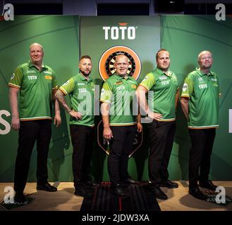 RIJSWIJK - Vincent van der Voort, Danny Noppert, Michael van Gerwen, Dirk van Duijvenbode und Raymond van Barneveld während der Teampräsentation der TOTO Dart Kings. Die Darter nehmen als Team am Dutch Masters Dartturnier Teil. ANP RAMON VAN FLYMEN Stockfoto