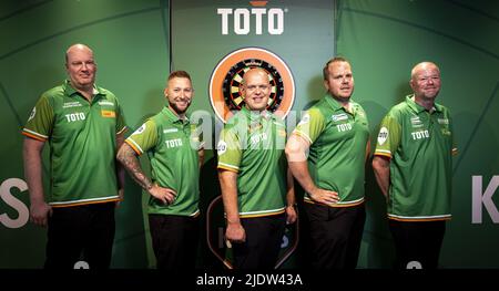 RIJSWIJK - Vincent van der Voort, Danny Noppert, Michael van Gerwen, Dirk van Duijvenbode und Raymond van Barneveld während der Teampräsentation der TOTO Dart Kings. Die Darter nehmen als Team am Dutch Masters Dartturnier Teil. ANP RAMON VAN FLYMEN Stockfoto