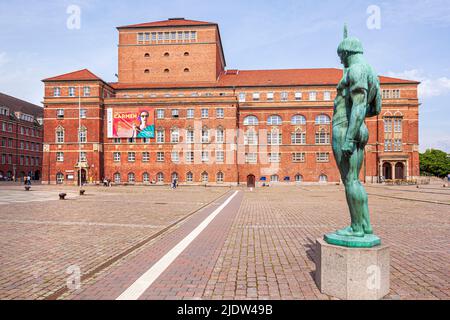 Die Statue des Schwertträgers auf dem Stadtplatz Kieler Rathausplatz mit der Kieler Oper (Opernhaus Kiel) und dem Theater Kiel Stockfoto