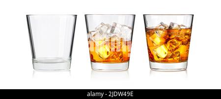 Whiskey-Glas mit Eis isoliert auf weißem Hintergrund Stockfoto
