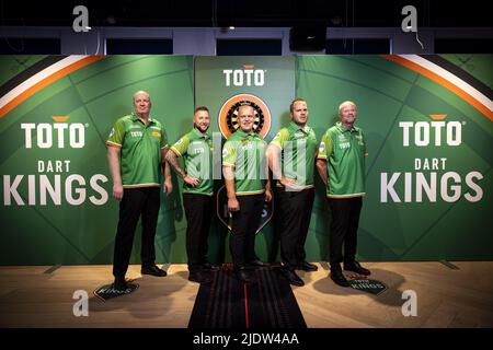 RIJSWIJK - Vincent van der Voort, Danny Noppert, Michael van Gerwen, Dirk van Duijvenbode und Raymond van Barneveld während der Teampräsentation der TOTO Dart Kings. Die Darter nehmen als Team am Dutch Masters Dartturnier Teil. ANP RAMON VAN FLYMEN Stockfoto