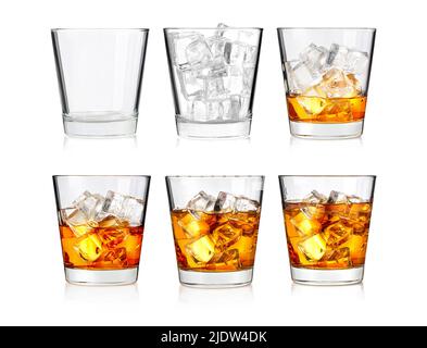Whiskey-Glas mit Eis isoliert auf weißem Hintergrund Stockfoto