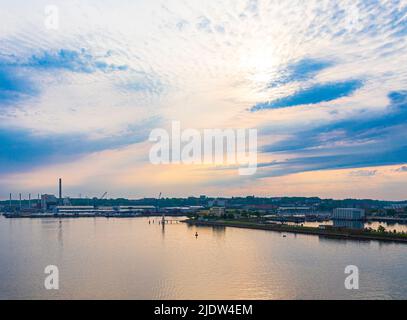 Moderne Industrie am Ufer der Kieler Förde im Morgengrauen, Kiel, Schleswig-Holstein, Deutschland Stockfoto