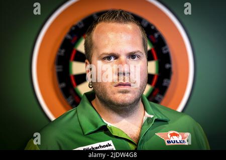 2022-06-23 17:24:01 RIJSWIJK - Dirk van Duijvenbode während der Teampräsentation der TOTO Dart Kings. Die Darts-Spieler Raymond van Barneveld, Michael van Gerwen, Dirk van Duijvenbode, Danny Noppert und Vincent van der Voort nehmen als Team am Dutch Masters Darts-Turnier Teil. ANP RAMON VAN FLYMEN niederlande Out - belgien Out Stockfoto