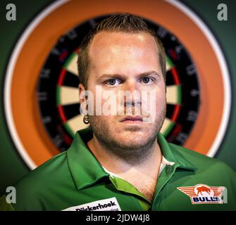 RIJSWIJK - Dirk van Duijvenbode während der Teampräsentation der TOTO Dart Kings. Die Darts-Spieler Raymond van Barneveld, Michael van Gerwen, Dirk van Duijvenbode, Danny Noppert und Vincent van der Voort nehmen als Team am Dutch Masters Darts-Turnier Teil. ANP RAMON VAN FLYMEN Stockfoto