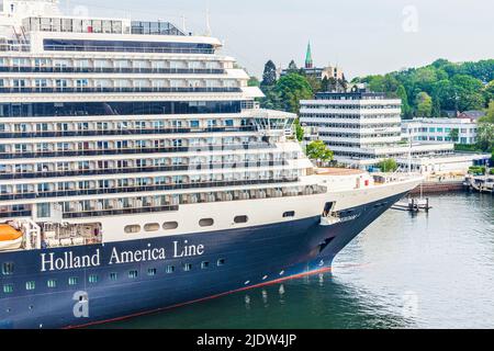 Das Luxuskreuzfahrtschiff Holland America Line 'MS Westerdam' im Hafen von Kiel, Schleswig-Holstein, Deutschland Stockfoto