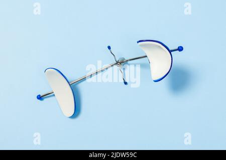 Kieferorthopädische Gesichtsmaske Dental Petite Mask auf blauem Hintergrund spezielle Ausrüstung für den Zahnarzt Stockfoto