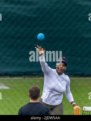 Serena Williams vor der Wimbledon-Meisterschaft 2022 beim All England Lawn Tennis und Croquet Club in Wimbledon. Bilddatum: Donnerstag, 23. Juni 2022. Stockfoto