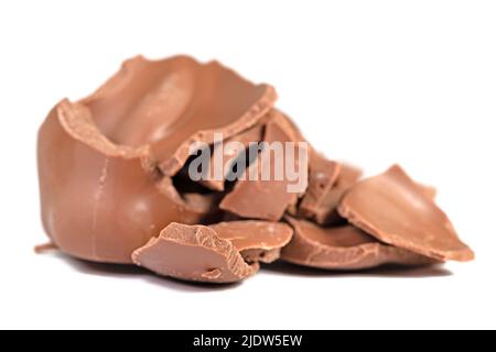 Zerbrochene Schokolade vor weißem Hintergrund isoliert Stockfoto