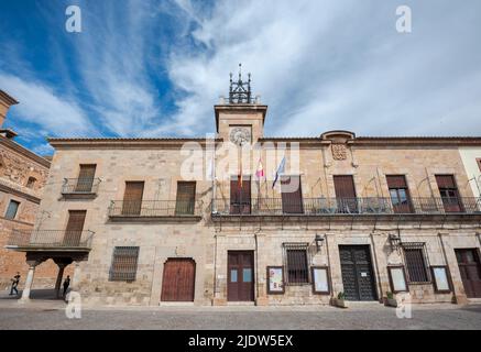 ALMAGRO, SPANIEN – 11. OKTOBER 2021: Rathaus von Almagro, in der Provinz Ciudad Real, Spanien. Diese Stadt ist ein Touristenziel und ist so gestaltet Stockfoto