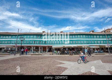 ALMAGRO, SPANIEN – 11. OKTOBER 2021: Hauptplatz von Almagro, in der Provinz Ciudad Real, Spanien. Diese Stadt ist ein Touristenziel und ist ein Stockfoto