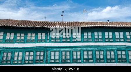 ALMAGRO, SPANIEN – 11. OKTOBER 2021: Traditionelle Architektur auf dem Hauptplatz von Almagro, in der Provinz Ciudad Real, Spanien. Diese Stadt ist ein Touri Stockfoto