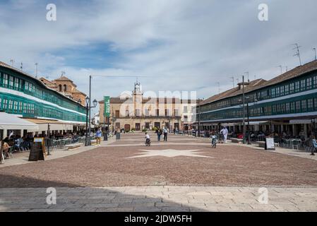 ALMAGRO, SPANIEN – 11. OKTOBER 2021: Hauptplatz von Almagro, in der Provinz Ciudad Real, Spanien. Diese Stadt ist ein Touristenziel und ist ein Stockfoto