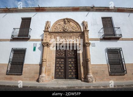 ALMAGRO, SPANIEN – 11. OKTOBER 2021: Portal von Juan de Juren. Es gehörte zum Palasthaus von Juan de Juren und ist ein wichtiger und schöner Renaiss Stockfoto