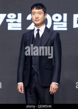Seoul, Südkorea. 23.. Juni 2022. Schauspieler Jo Woo-jin posiert während einer Pressekonferenz zum Film 'Alienoid' in Seoul, Südkorea, am 23. Juni 2022 für Fotos. Der Film wird am 20. Juli in Südkorea erscheinen. (Foto von Lee Young-ho/Sipa USA) Quelle: SIPA USA/Alamy Live News Stockfoto