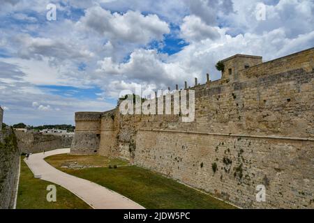 Die Türme und Mauern einer aragonesischen Burg, die die Stadt Otranto vor Piratenangriff, Italien, verteidigte. Stockfoto