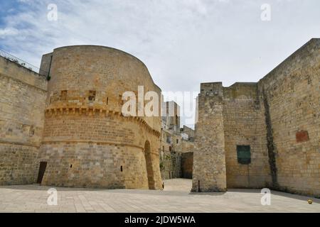 Die Türme und Mauern einer aragonesischen Burg, die die Stadt Otranto vor Piratenangriff, Italien, verteidigte. Stockfoto