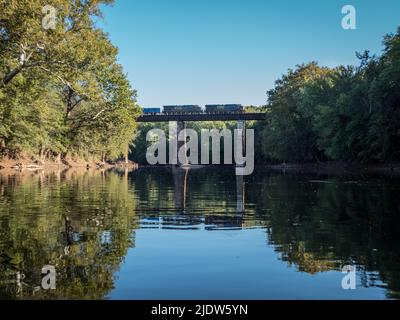 CSX Train überquert die Monocacy River Railroad Bridge Stockfoto