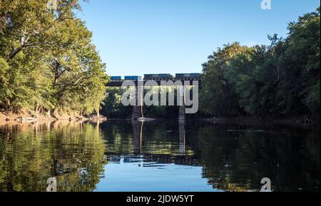 CSX Train überquert die Monocacy River Railroad Bridge Stockfoto