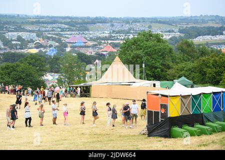 Glastonbury, Großbritannien. 23. Juni 2022. Am ersten Tag des Glastonbury Festivals stehen die Menschen auf der Worthy Farm in Somerset in der Schlange, um Toiletten zu finden. Bilddatum: Donnerstag, 23. Juni 2022. Bildnachweis sollte lauten: Matt Crossick/Empics/Alamy Live News Stockfoto