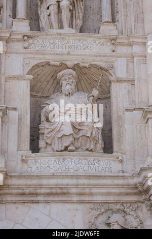 Spanien, Burgos. Schnitzereien über dem Tor, dem Arco de Santa María, der zum Domplatz führt. Stockfoto