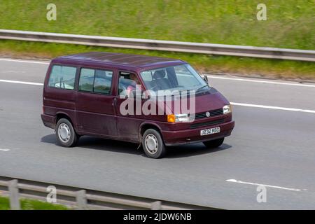 1992 90s Neunzigers Red VW Volkswagen Caravelle MPV Transporter 2459cc Benziner Multivan; unterwegs auf der M61 Motorway, Manchester, UK Stockfoto