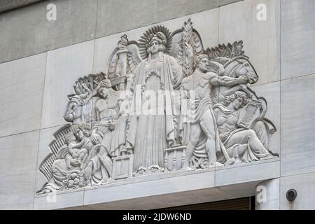 Dekorativer Fries über dem Eingang der 640 Fifth Avenue, New York City, USA 2022 Stockfoto