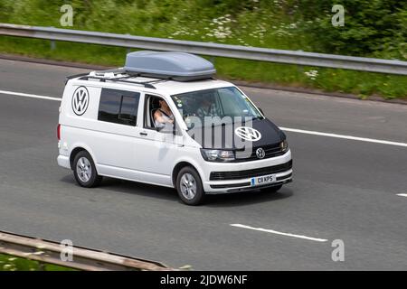 2016 weißer VW Volkswagen Transporter 1968cc, T30 St-LN TDI BMT 102 Bluemotion LWB Diesel Campervan; unterwegs auf der M61 Motorway, Manchester, Großbritannien Stockfoto