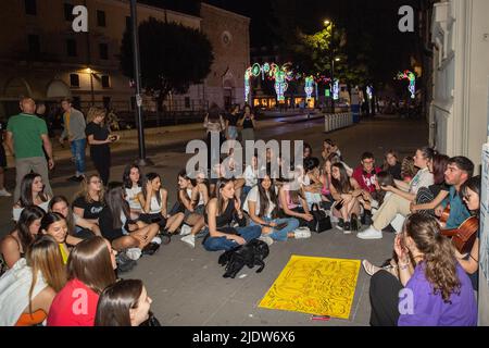 Rieti, Italien. 21.. Juni 2022. In der Nacht vor den Prüfungen trafen sich Schüler des fünften Jahrgangs unter ihren Schulen, um Antonello Vendittis historisches Lied „Notte Prima degli Esami“ zu singen. Die Prüfungen beginnen morgen früh, nach einer zweijährigen Pause für Covid19, in der die Studenten im fünften Jahr nach der mündlichen Prüfung in den Vorjahren wieder zu einer normalen Prüfung zurückkehren. Am 21. Juni 2022 in Rieti, Italien. (Foto von Riccardo Fabi/Pacific Press) Quelle: Pacific Press Media Production Corp./Alamy Live News Stockfoto