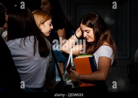 Rieti, Italien. 22.. Juni 2022. Die Reifeprüfungen beginnen für die Schüler in ihrem letzten Jahr der High School. Der italienische Test eröffnet die 2022 Prüfungen, die aufgrund des Gesundheitsnotfalls von covid19 nach zwei Jahren mit schriftlichen Tests wieder normal geworden sind. Auch unter den Tracks ist das Thema Hyperconnection. Am 22. Juni 2022 in Rieti, Italien. (Foto von Riccardo Fabi/Pacific Press) Quelle: Pacific Press Media Production Corp./Alamy Live News Stockfoto