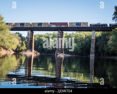 CSX Train überquert die Monocacy River Railroad Bridge Stockfoto