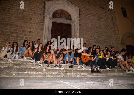 Rieti, Italien. 21.. Juni 2022. In der Nacht vor den Prüfungen trafen sich Schüler des fünften Jahrgangs unter ihren Schulen, um Antonello Vendittis historisches Lied „Notte Prima degli Esami“ zu singen. Die Prüfungen beginnen morgen früh, nach einer zweijährigen Pause für Covid19, in der die Studenten im fünften Jahr nach der mündlichen Prüfung in den Vorjahren wieder zu einer normalen Prüfung zurückkehren. Am 21. Juni 2022 in Rieti, Italien. (Foto von Riccardo Fabi/Pacific Press) Quelle: Pacific Press Media Production Corp./Alamy Live News Stockfoto