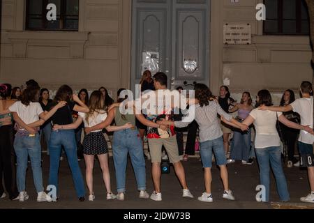 Rieti, Italien. 21.. Juni 2022. In der Nacht vor den Prüfungen trafen sich Schüler des fünften Jahrgangs unter ihren Schulen, um Antonello Vendittis historisches Lied „Notte Prima degli Esami“ zu singen. Die Prüfungen beginnen morgen früh, nach einer zweijährigen Pause für Covid19, in der die Studenten im fünften Jahr nach der mündlichen Prüfung in den Vorjahren wieder zu einer normalen Prüfung zurückkehren. Am 21. Juni 2022 in Rieti, Italien. (Foto von Riccardo Fabi/Pacific Press) Quelle: Pacific Press Media Production Corp./Alamy Live News Stockfoto