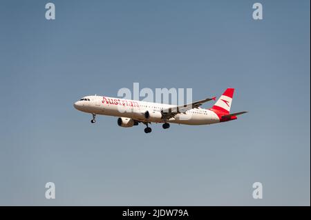 18.06.2022, Berlin, Deutschland, Europa - ein Passagierflugzeug der Austrian Airlines Airbus A321-200 nähert sich dem Flughafen Berlin Brandenburg zur Landung an. Stockfoto