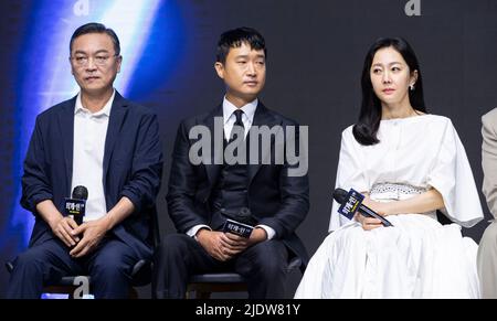 Seoul, Südkorea. 23.. Juni 2022. (L bis R) die südkoreanischen Schauspieler Kim Eui-sung, Jo Woo-jin, Yum Jung-ah während einer Pressekonferenz zum Film 'Alienoid' in Seoul, Südkorea, am 23. Juni 2022. Der Film wird am 20. Juli in Südkorea erscheinen. (Foto von Lee Young-ho/Sipa USA) Quelle: SIPA USA/Alamy Live News Stockfoto
